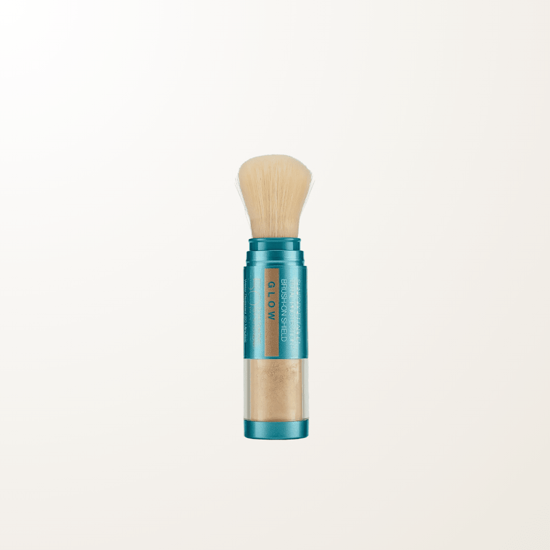 Protector solar mineral en brocha Colorescience con acabado iluminador Glow y protección SPF 50 contra agresores ambientales.