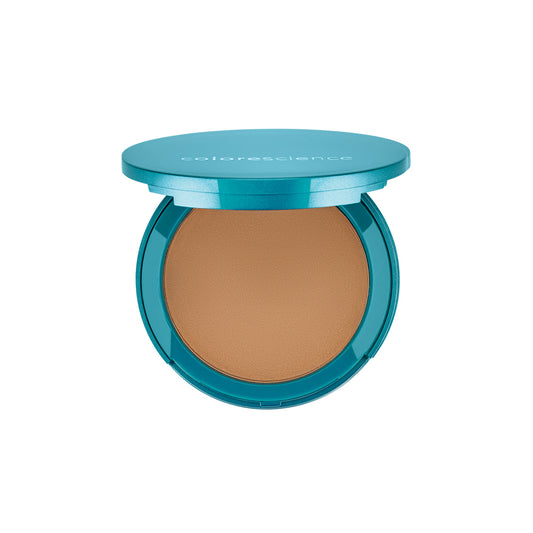 Base compacta Natural Finish Pressed Foundation SPF 20 en tono Tan Natural de Colorescience, para un acabado uniforme y protección solar.