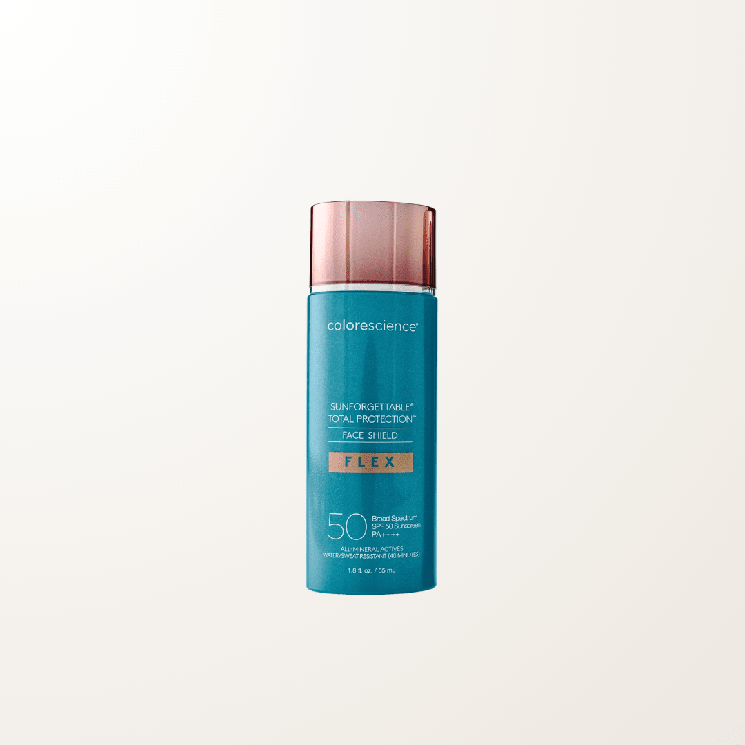 Protector solar fluido Face Shield Glow en intensidad Fair y Medium, con matices dorados y defensa ambiental integral.