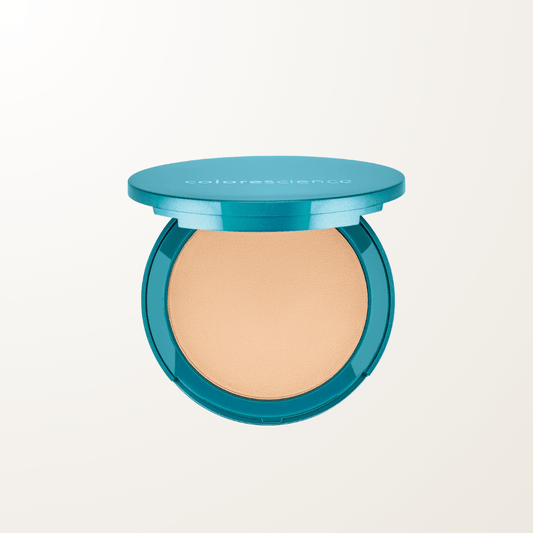 Base mineral compacta Colorescience con SPF en tono Ivory Light, con pigmentación clara y subtonos fríos.