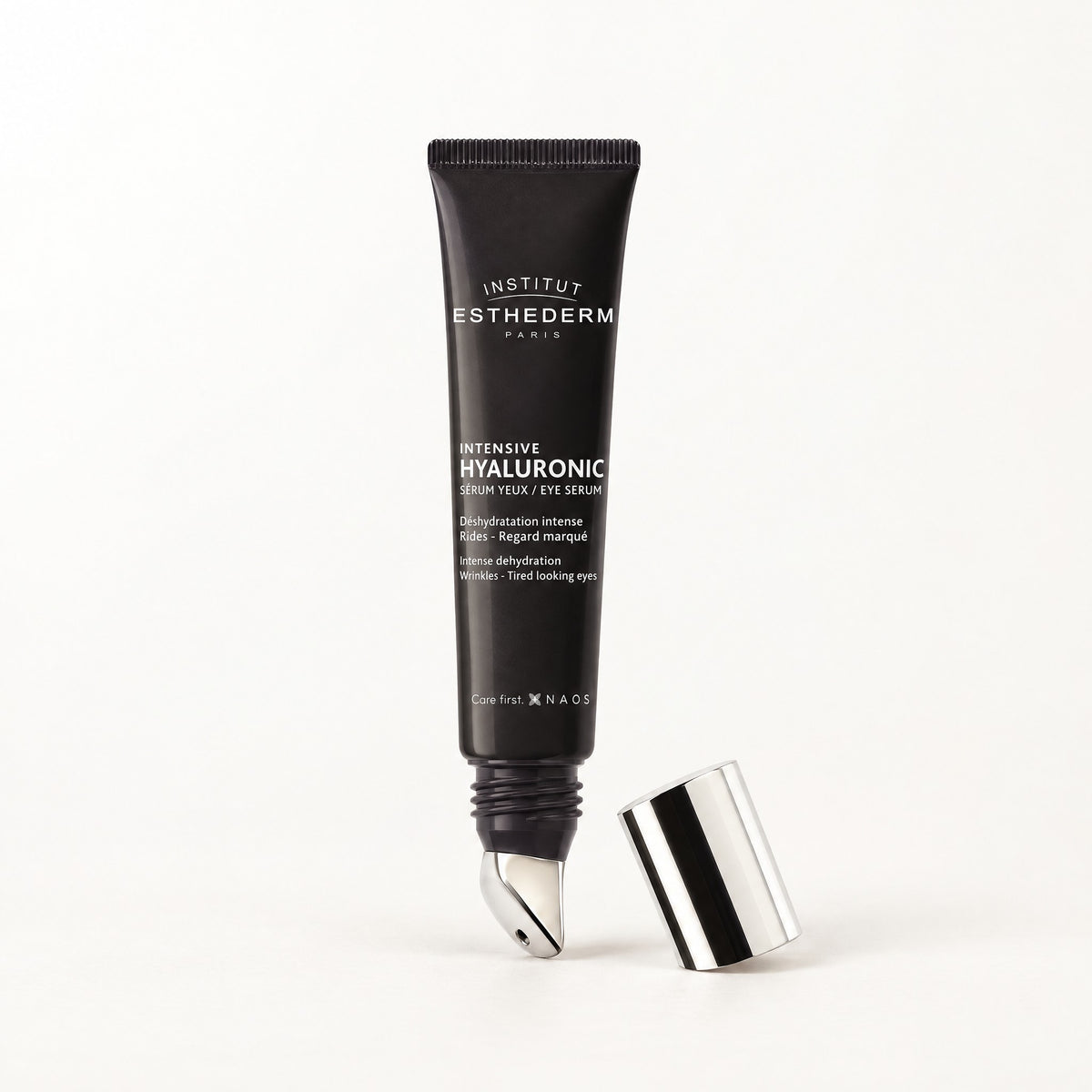 Tubo negro con aplicador metálico y tapa plateada de Institut Esthederm Intensive Hyaluronic Serum Yeux 15 ml