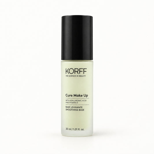 Frasco esmerilado con tapa negra de Korff Cure Make Up, base levigante verde antirrojeces 30 ml
