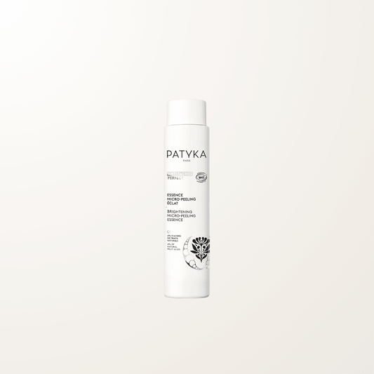 Frasco de la Esencia Micro-Peeling Luminosidad de Patyka con textura fluida gelificada, tratamiento nocturno antimanchas certificado COSMOS Organic.