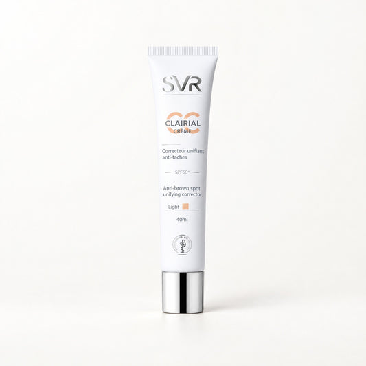 Tubo blanco con tapa plateada y muestra de color durazno claro, SVR Clairial CC Crème tono Light SPF50+ 40 ml